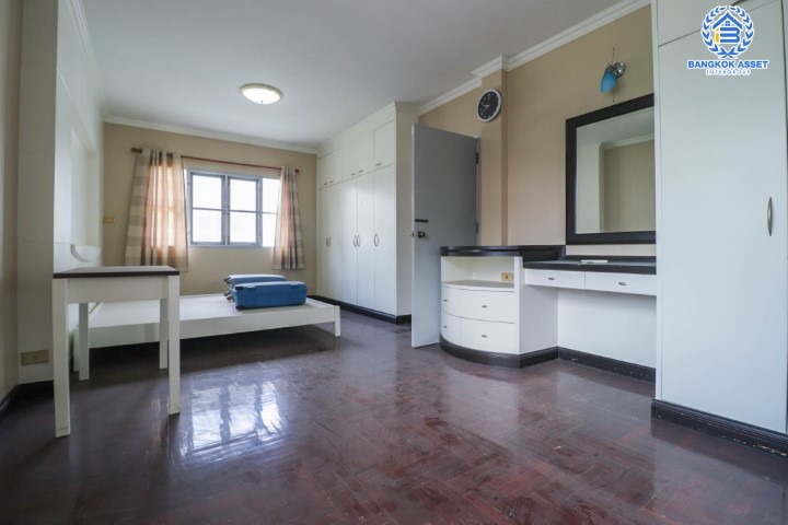 *****บ้านเดี่ยวมือสอง ม.บ้านภาณุ ปิ่นเกล้า-ตลิ่งชัน เนื้อที่กว้างขวางเกือบ 58 ตร.ว. ฟังก์ชัน 3 ห้องนอน 3 ห้องน้ำ ที่จอดรถ 2 คัน บ้านหลังใหญ่ สภาพสสวยงาม ตั้งอยู่ใกล้ทะเลสาบส่วนกลางของหมู่บ้าน การเดินทางสะดวกสบาย เชื่อมต่อถนนกาญจนาภิเษก ใกล้รถไฟฟ้าสายสีน้ำเงิน "สถานีแยกไฟฉาย" และทางด่วน "ศรีรัช" จองเลยวันนี้!